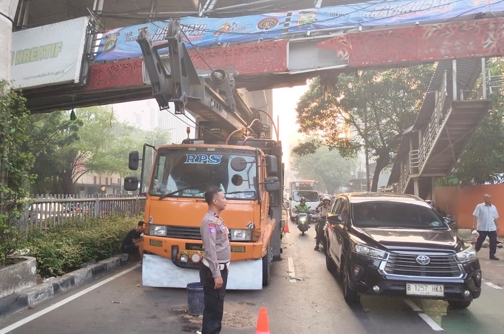 Truk Nyangkut di JPO Tendean Bikin Macet, Pengendara Diimbau Lewat Jalur Alternatif