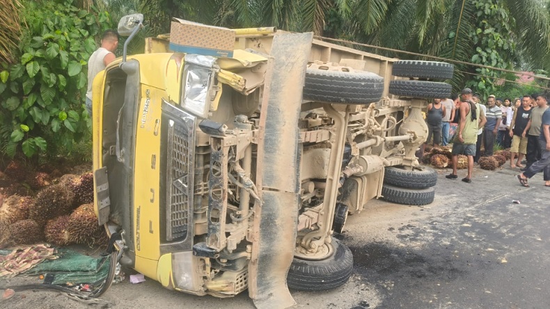 Truk Sawit Terbalik Timpa 3 Siswi SMP di Labuhanbatu, 1 Tewas