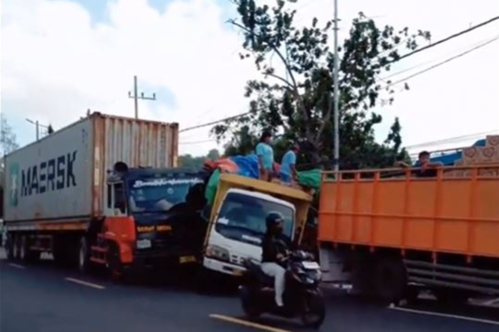 Kecelakaan Beruntun 3 Truk di Bangkalan, Pejalan Kaki Niat Menolong malah Tewas