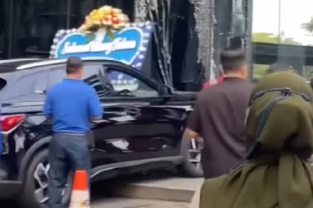 Viral Mobil BYD Tabrak Kaca Gedung di SCBD Jakarta, Pengemudi Siap Ganti Rugi