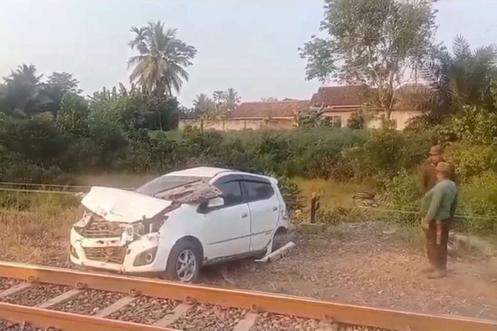 Kecelakaan Mobil Tertabrak Kereta Api Babaranjang di Lampung Utara, 2 Siswi SMA Tewas