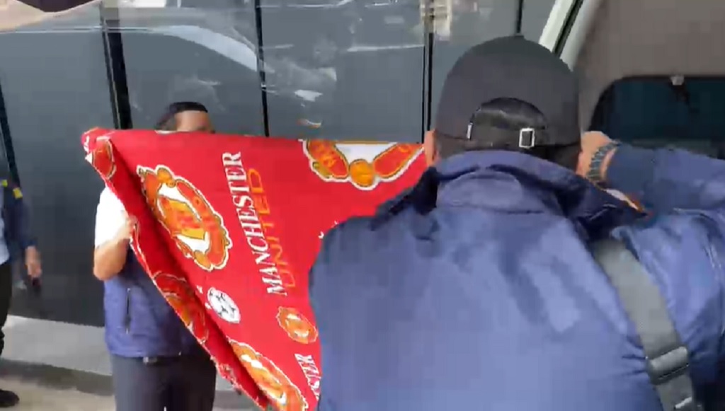 Datangi Kejagung, Penyidik Polri Bawa Bingkai Foto Dibungkus Kain Manchester United