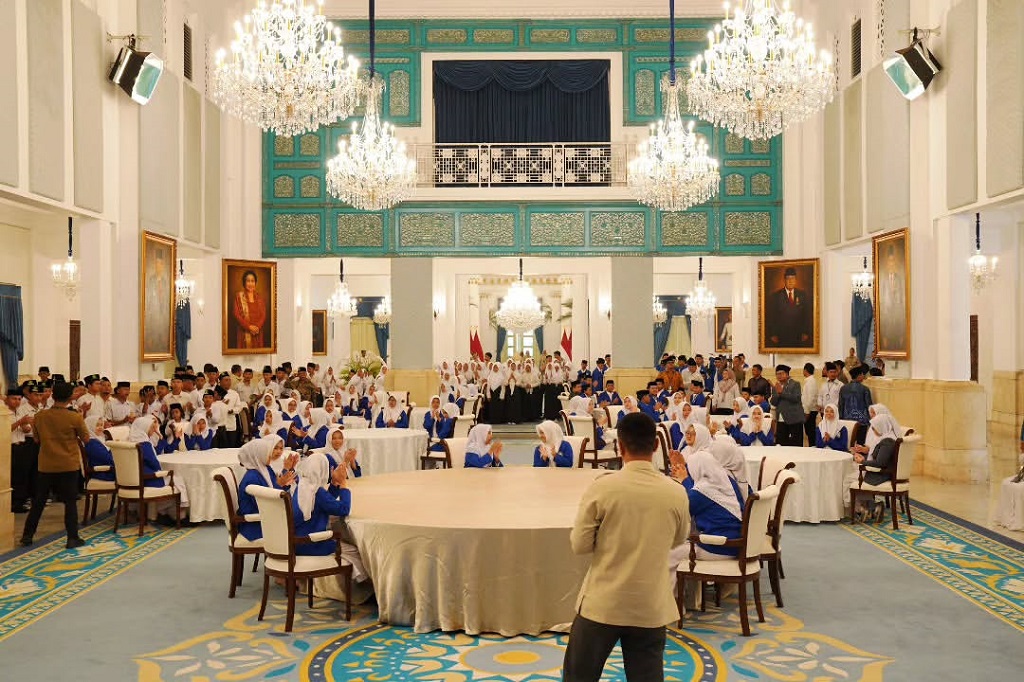 Momen Ratusan Santri Datangi Istana Kepresidenan, Lihat Langsung Tempat Kerja Prabowo