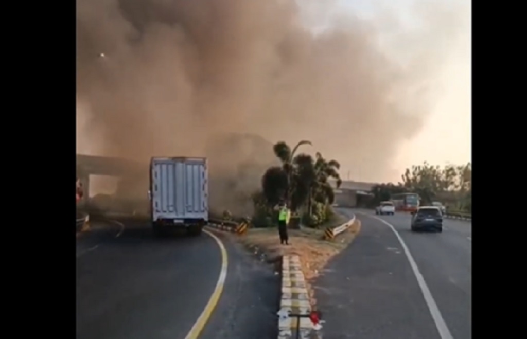 Kebakaran Ilalang di Pinggir Tol Jakarta-Cikampek, 3 Truk Ekspedisi Hangus
