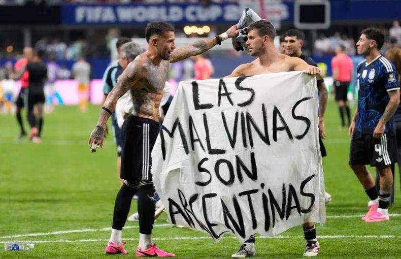Provokatif! Pemain Timnas Argentina Angkat Spanduk 'Perang Malvinas' usai Kalahkan Inggris
