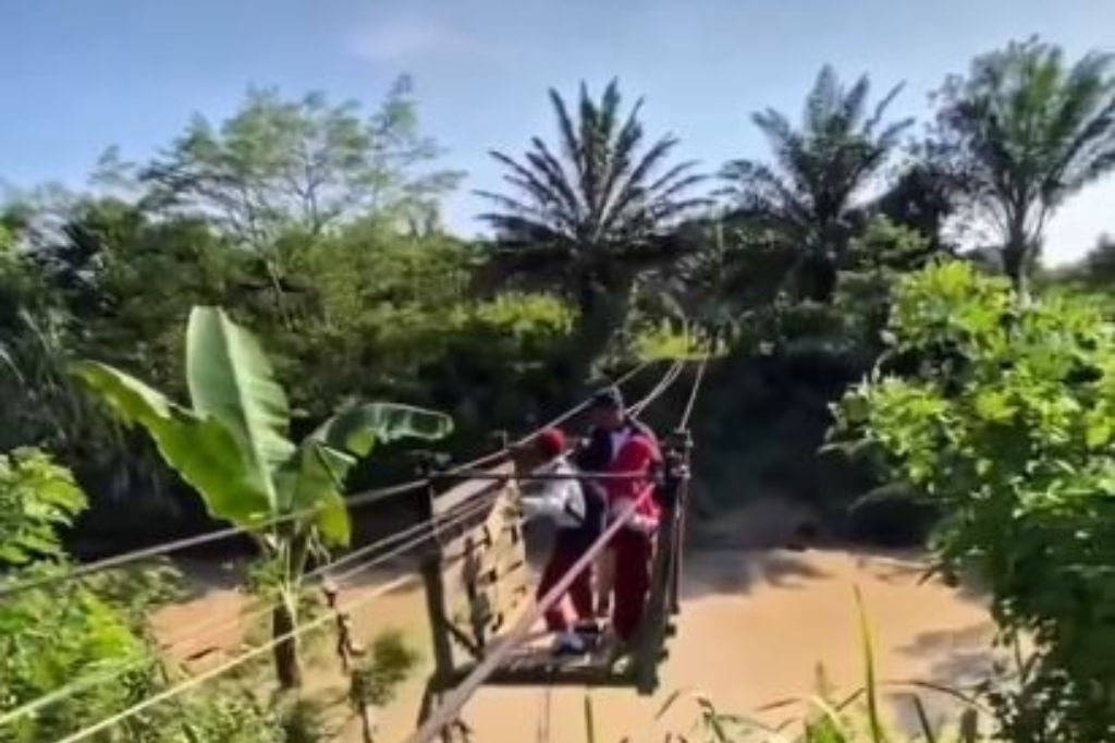Viral Anak SD di Kukar Bertaruh Nyawa ke Sekolah, Naik Kereta Gantung Seberangi Sungai Habitat Buaya