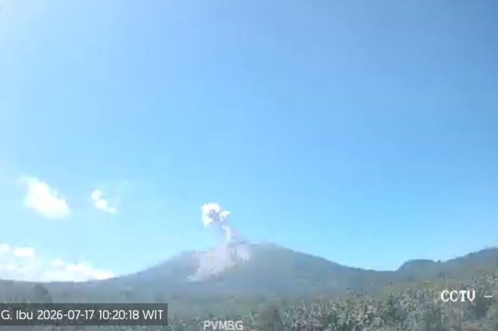 Gunung Ibu di Maluku Utara Erupsi, Kolom Abu Capai Setinggi 500 Meter