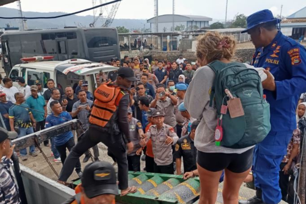 Kapal Wisata Tenggelam di Perairan Bima, 45 Penumpang dan ABK Dievakuasi Selamat