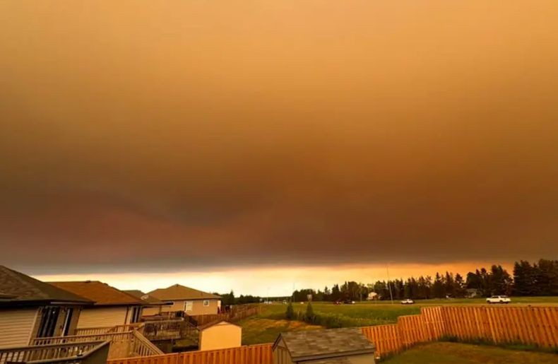 Mencekam! Langit Kanada Berubah Jadi Oranye akibat Kebakaran Hutan Dahsyat