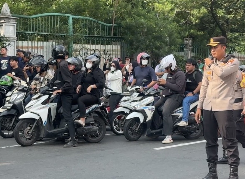 Puluhan Mahasiswa Demo di Patung Kuda, Polisi Tutup Jalan Medan Merdeka Selatan