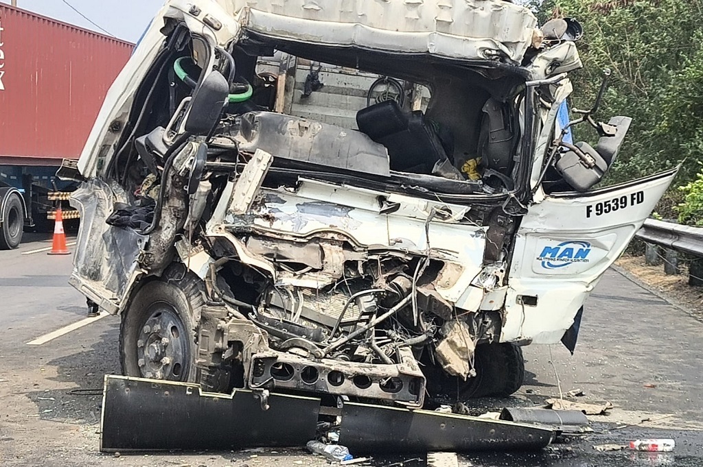 Breaking News: Kecelakaan Beruntun di Tol JORR Arah Tanjung Priok, Sopir Truk Tewas!