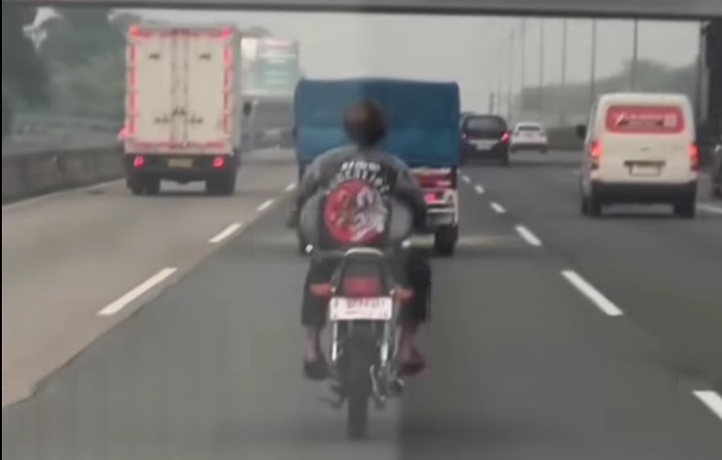 Viral Pemotor Nekat Masuk Tol Jagorawi Tanpa Helm, Ternyata gegara Ikuti Google Maps