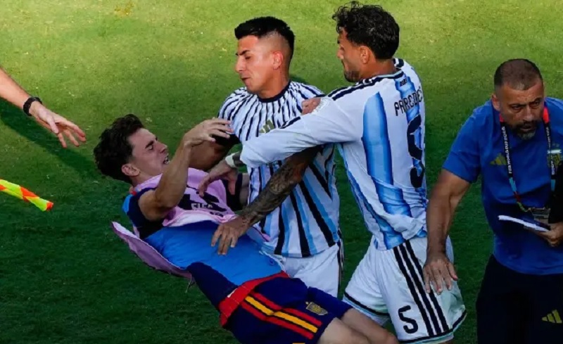 Leandro Paredes Ngamuk usai Argentina Kalah, Cekik Eric Garcia dan Dorong Gavi 