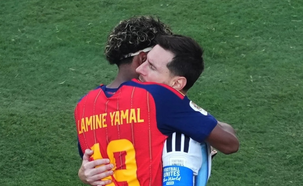 Pelukan Lamine Yamal untuk Lionel Messi Bikin Haru, Tongkat Estafet Resmi Berpindah