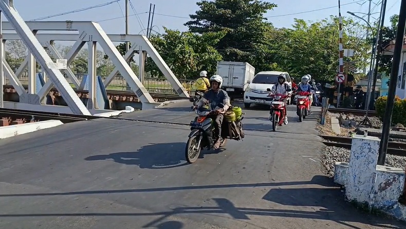 Tragis! Ayah Naik Motor Bonceng 2 Anak ke Sekolah Tertabrak Kereta di Semarang, 1 Tewas