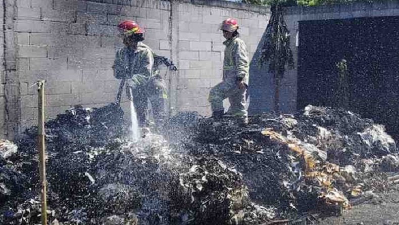 Limbah Sepatu dan Sandal di Jombang Terbakar, Api dari Pembakaran Sisa Pakan Ternak