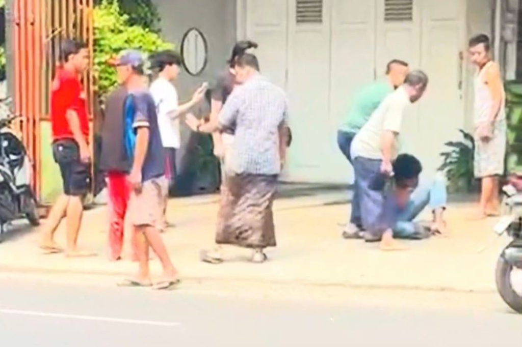 Tepergok Mencuri, Maling Motor di Mojokerto Babak Belur Diamuk Warga