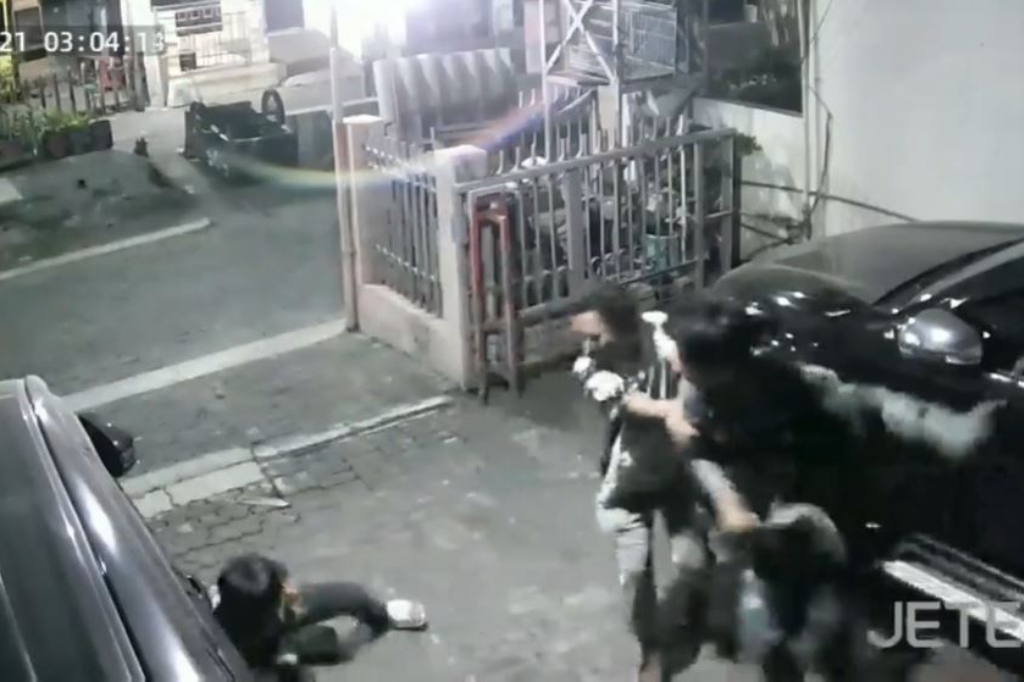 Terekam CCTV! Pemuda DI Semarang Diserang Celurit lalu HP Dirampas di Depan Rumah