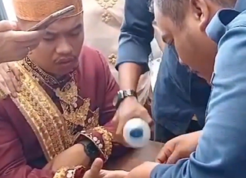 Momen Unik, Pengantin Pria di Gowa Dievakuasi Damkar gegara Salah Pasang Cincin Kawin