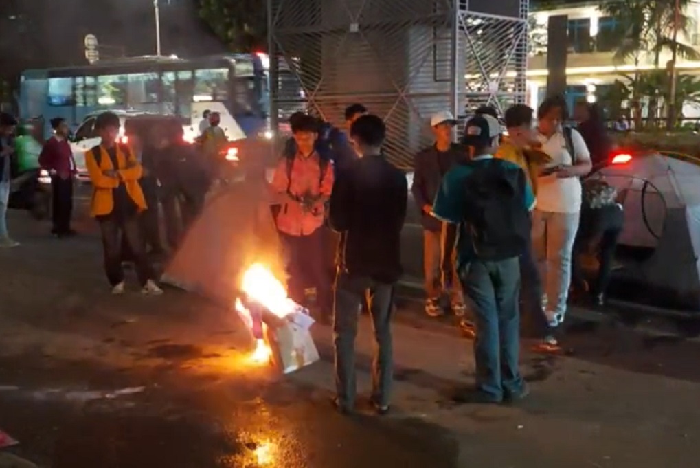 Demo Mahasiswa di Kejagung Berlanjut hingga Malam, Massa Bakar Ban-Dirikan Tenda