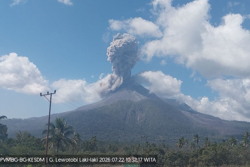 Gunung Lewotobi Laki-Laki Erupsi, Kolom Abu Tebal Membubung 1.200 Meter