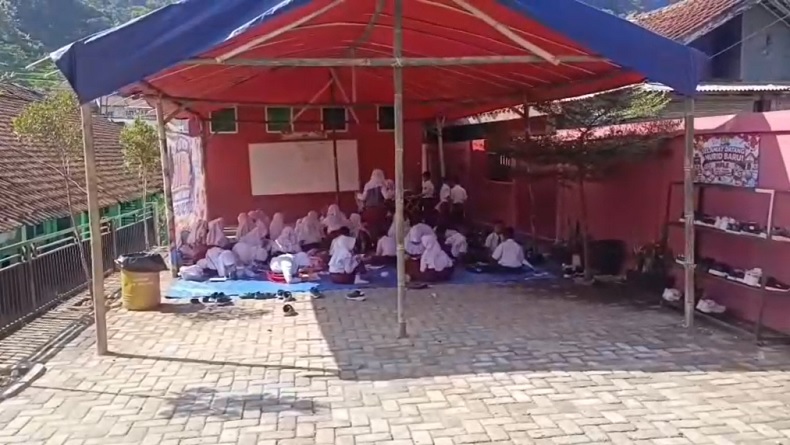 Kelas Rusak, Puluhan Siswa SD Negeri di Bogor Belajar Beratap Tenda