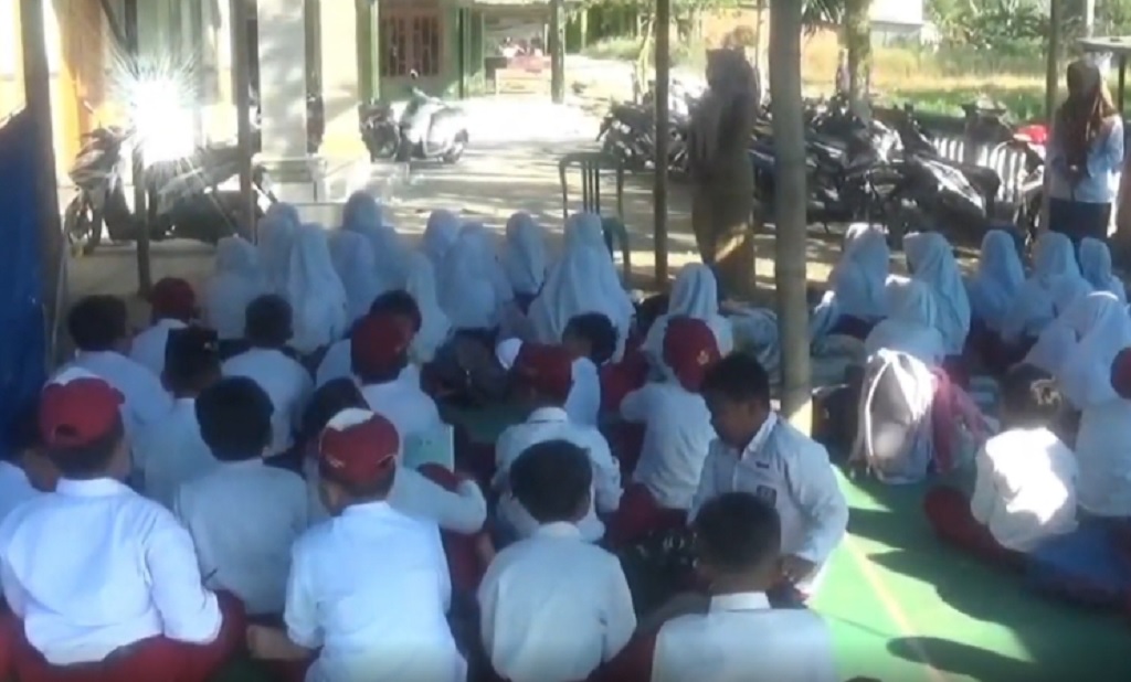 Miris! Sekolah Disegel Ahli Waris, Siswa SD Lerpak Bangkalan Belajar di Tenda Darurat