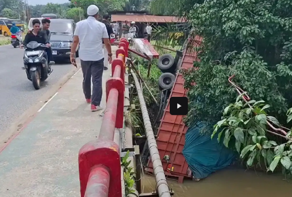 Kecelakaan di Jalinsum Labusel, Truk Rem Blong Masuk Sungai usai Hindari Bus