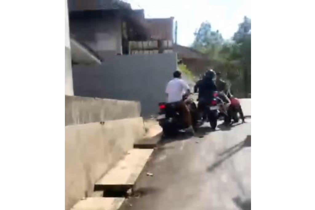Tendangan Kungfu Tukang Sayur Gagalkan Curanmor di Kuningan, 1 Pelaku Tersungkur