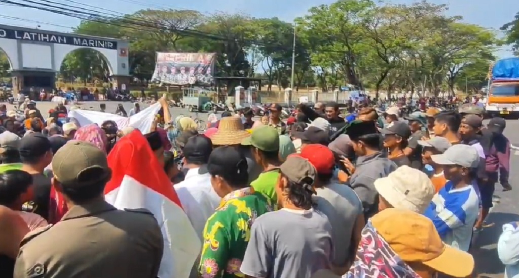 Jalur Pantura Pasuruan Dibuka Usai 7 Jam Lumpuh, TNI AL Hentikan Latihan Tempur!