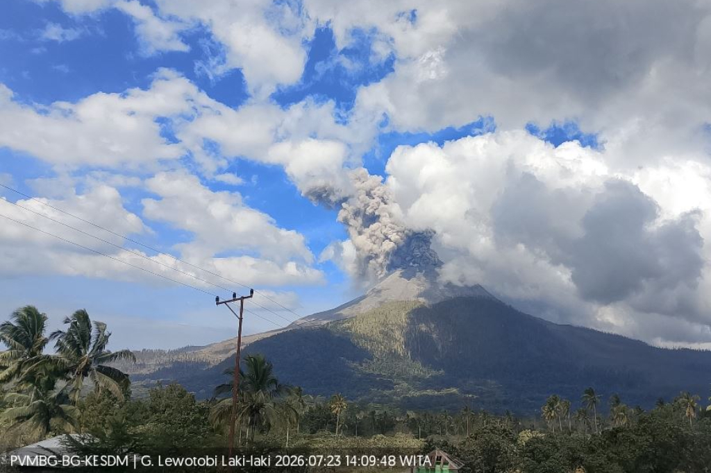 Gunung Lewotobi Laki-laki Erupsi, Kolom Abu Tebal Membubung hingga 1.200 Meter