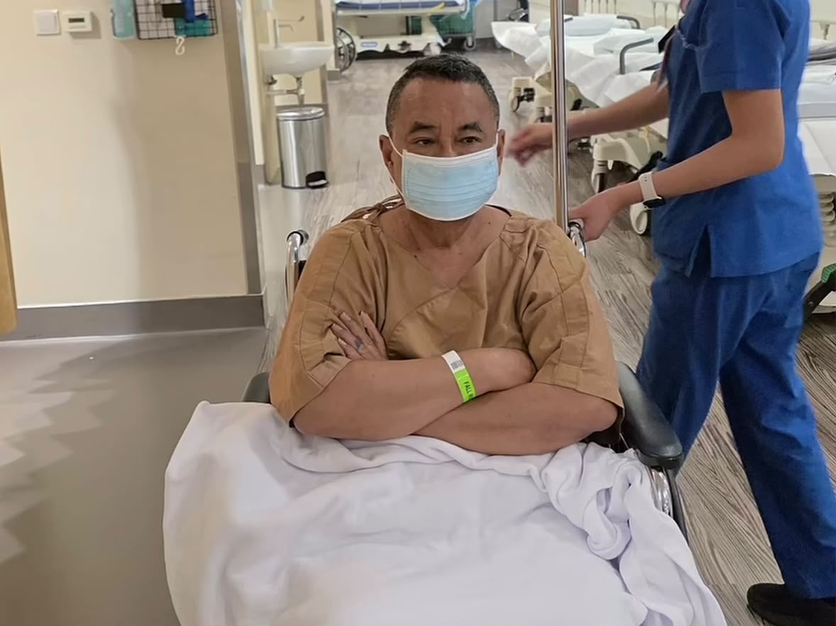 Geger! Hotman Paris Mendadak Pakai Kursi Roda usai Mundur dari Pengacara Febrie Adriansyah