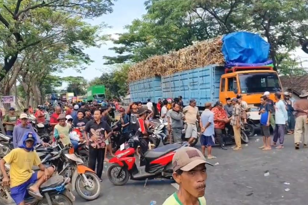 Warga Pasuruan Blokade Jalur Pantura, Protes Dugaan Peluru Nyasar dari Latihan Militer