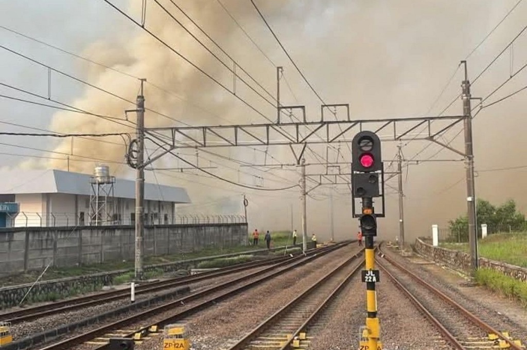 Kebakaran di Sekitar Stasiun Tenjo-Tigaraksa, KRL Commuter Line Terganggu