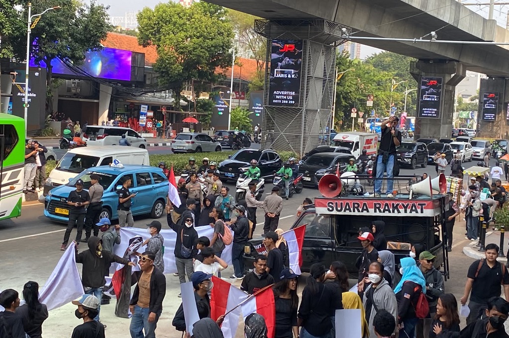 Demo Desak Febrie Adriansyah Ditahan, Massa Lempar Tikus ke Gedung Kejagung