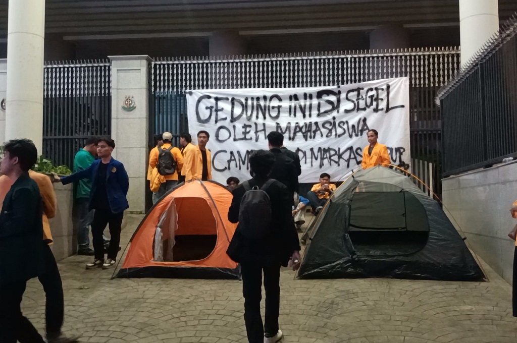 Desak Febrie Adriansyah Ditangkap, Mahasiswa Segel Gerbang Kejagung hingga Dirikan Tenda