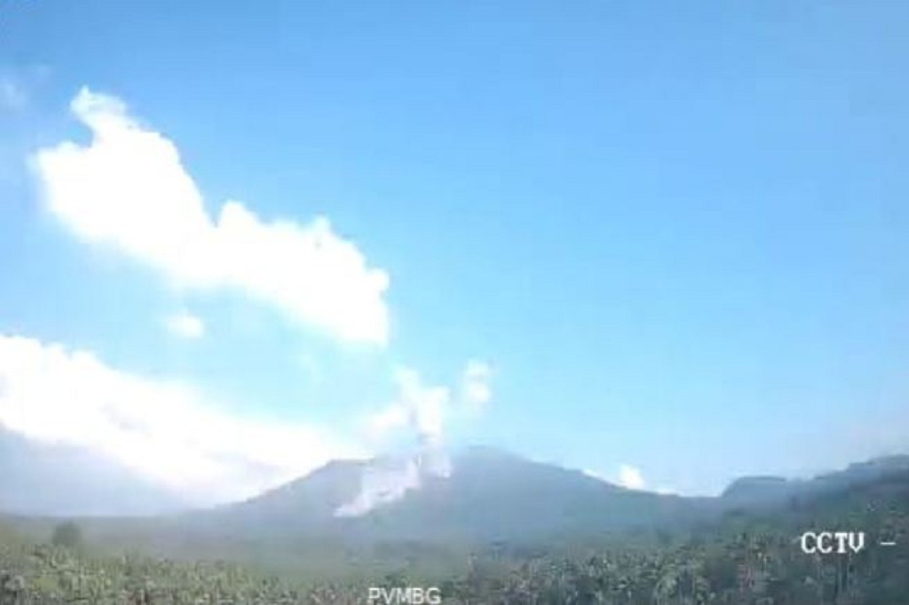 Gunung Ibu Meletus Hari Ini, Muntahkan Kolom Abu Tebal Setinggi 500 Meter