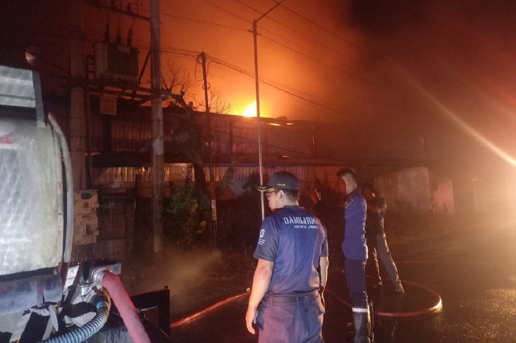 Kebakaran Pabrik di Jombang, 6 Unit Damkar Dikerahkan Padamkan Kobaran Api