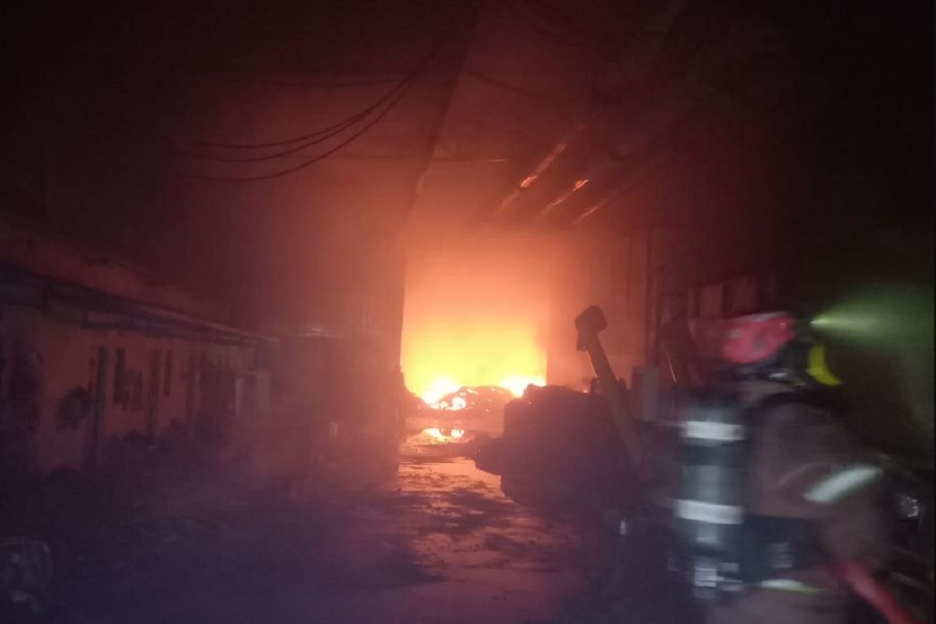 Kebakaran Pabrik di Jombang, Api Sudah 12 Jam Belum Sepenuhnya Padam