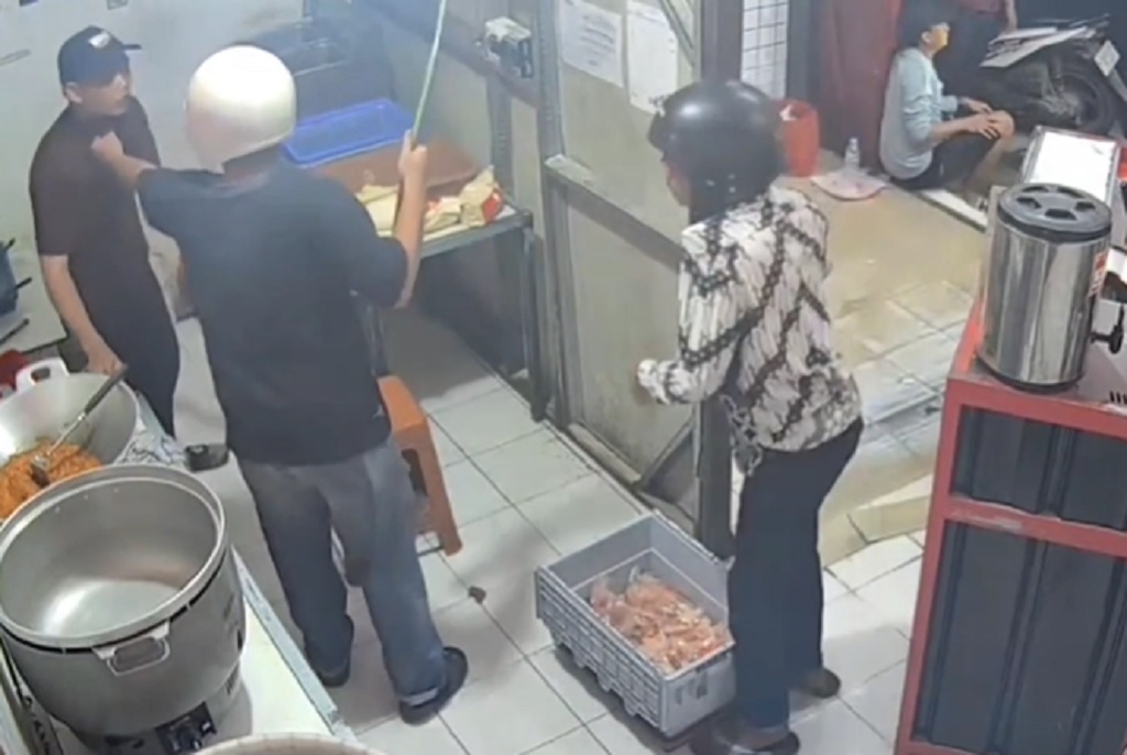 Ngeri! Gangster Obrak-abrik Warung di Tanggulangin Sidoarjo, Karyawan Histeris