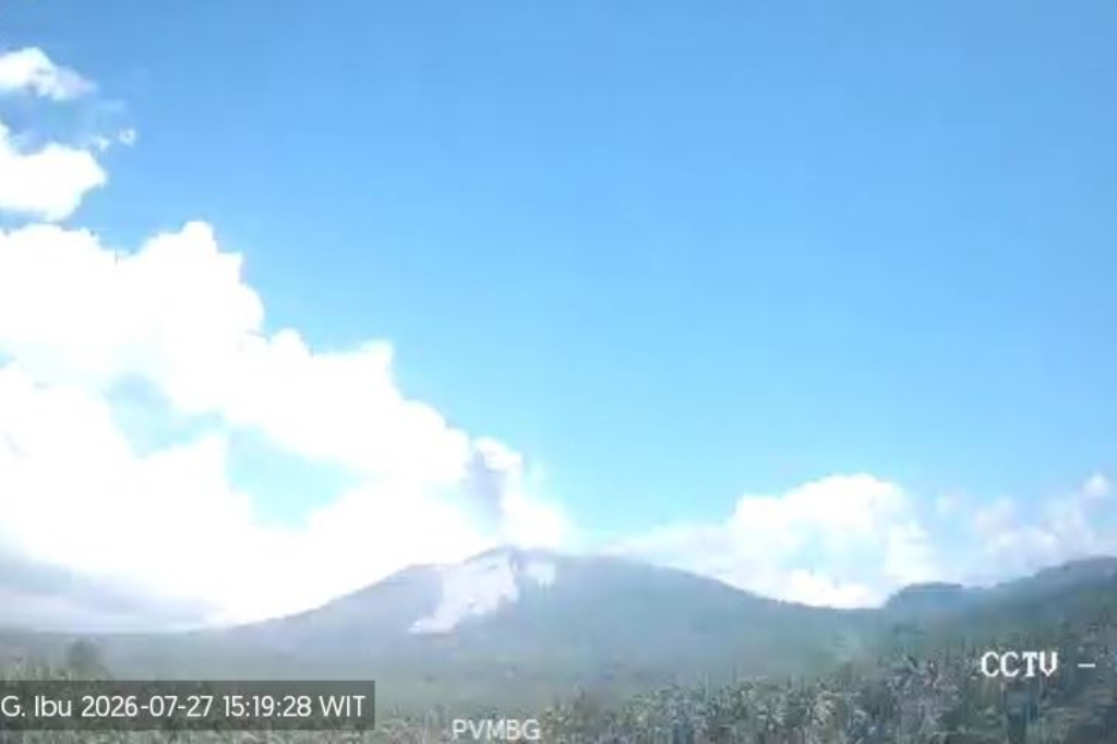Gunung Ibu Erupsi dengan Kolom Abu Setinggi 600 Meter, Warga Diminta Jauhi Kawah