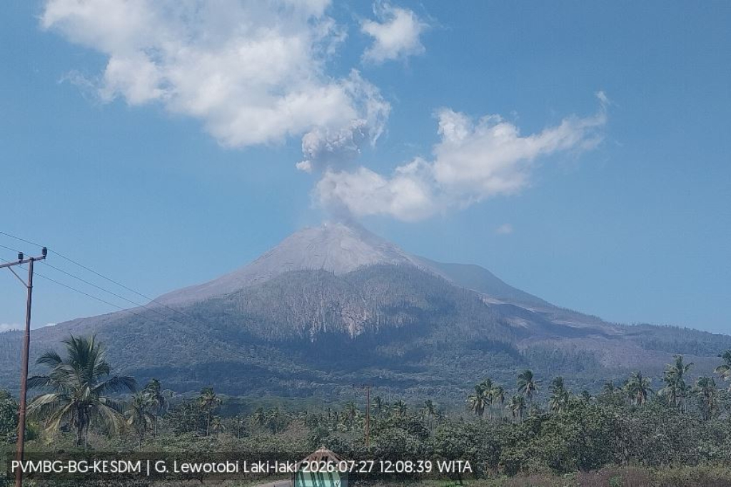 Gunung Lewotobi Laki-laki Erupsi, Abu Tebal Membubung Setinggi 600 Meter