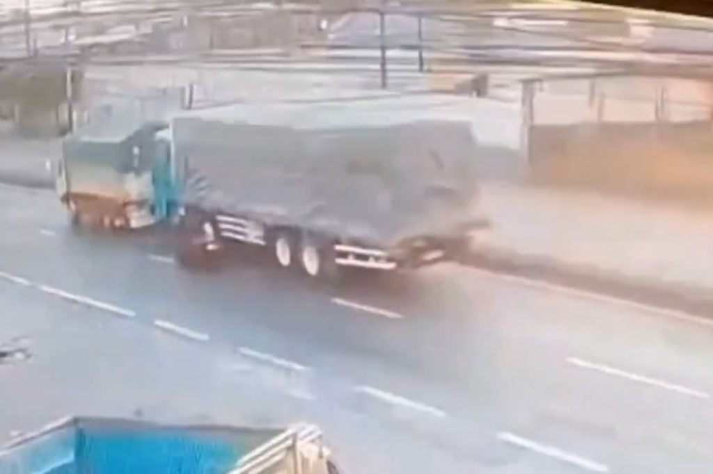Kecelakaan Maut Trailer Tabrak 2 Truk, Rumah hingga Pemotor di Pasuruan, 3 Orang Tewas