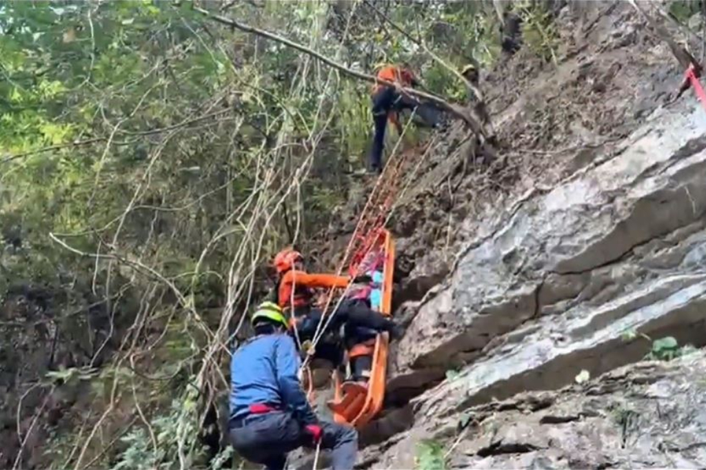 Dramatis! Mahasiswa KKN Unhas Terjebak di Gua Kalibbong Alloa Dievakuasi Lewat Tebing 25 Meter