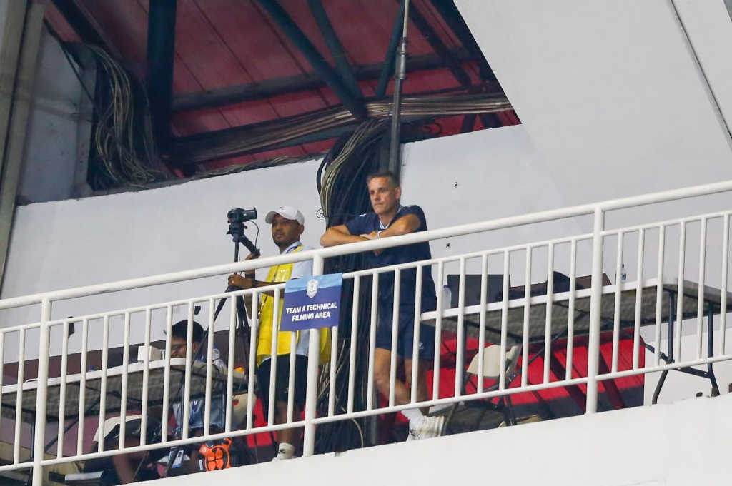 John Herdman Tak Terlihat di Bench, Pantau Timnas Indonesia dari Atas Tribun!