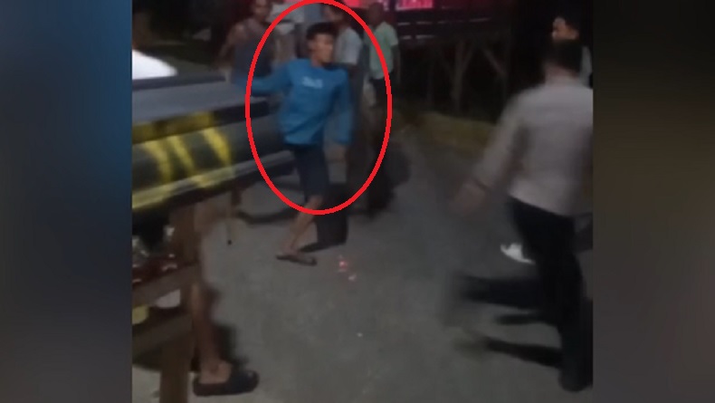 Mencekam! Pria di Konawe Mengamuk Tikam Polisi Terekam Kamera Warga