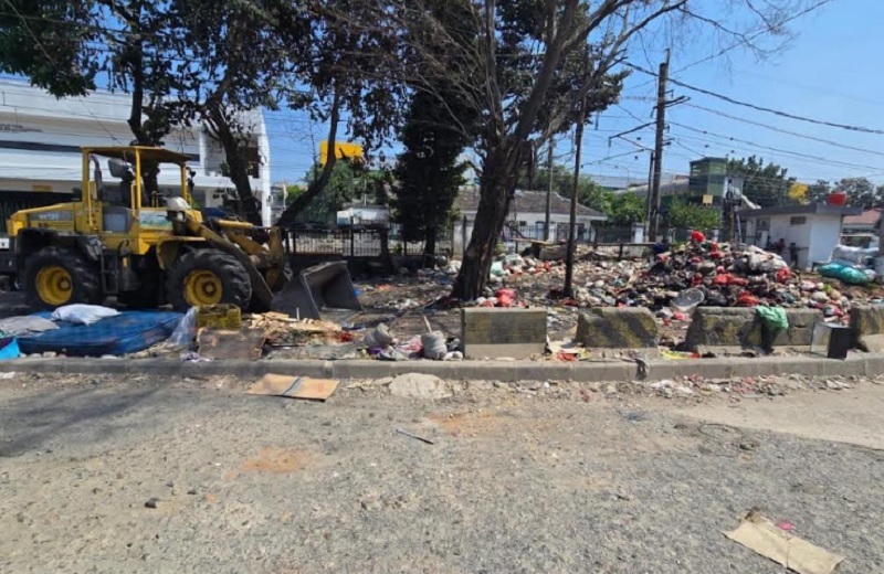 Tumpukan Sampah di Pinggir Rel Stasiun Pasar Minggu Tak Kunjung Habis, Ini Penyebabnya