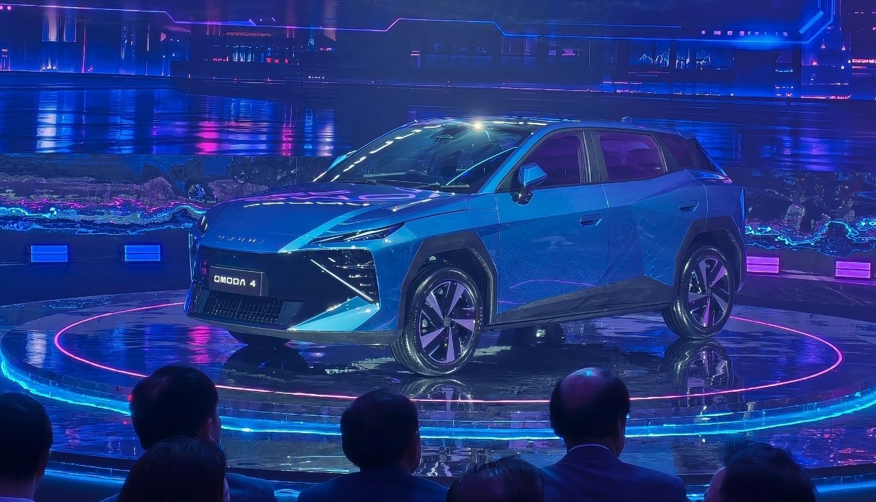 Mobil Listrik Berteknologi AI Omoda O4 EV Debut Global di Indonesia