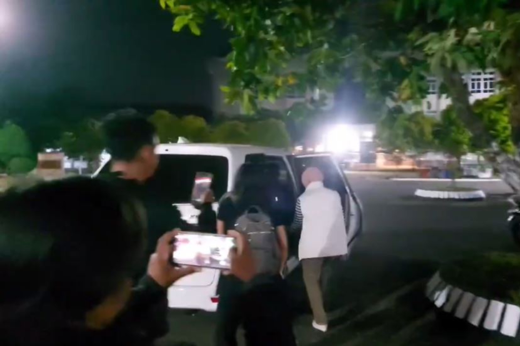 Bupati Pemalang Anom Widiyantoro Terjaring OTT KPK, Istri Ikut Dibawa