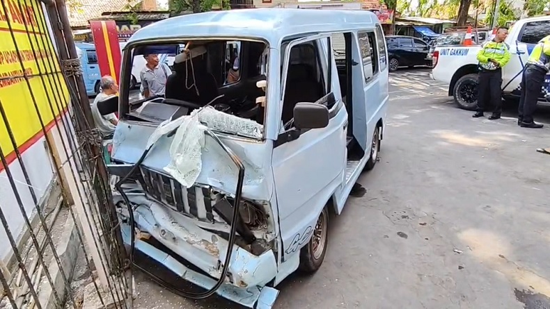 Angkot Ugal-ugalan Tabrak Motor dan Angkot Lain di Cirebon, 4 Orang Terluka